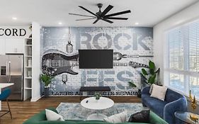 Spacious Home With Large Patio Rooftop Deck And Garage